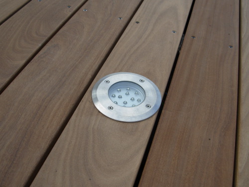 Spot  LED intgr en milieu de lame de terrasse en afrormosia