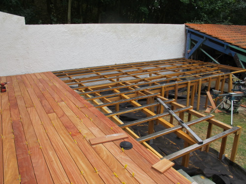 Terrasse sur poteaux avec patelage bois