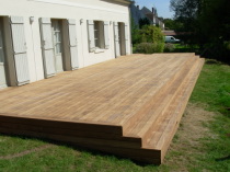 Poser une terrasse en bois FSC avec  marches d'escaliers incorpores
