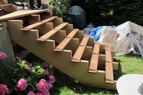 Faire un escalier en bois exotique dans mon jardin