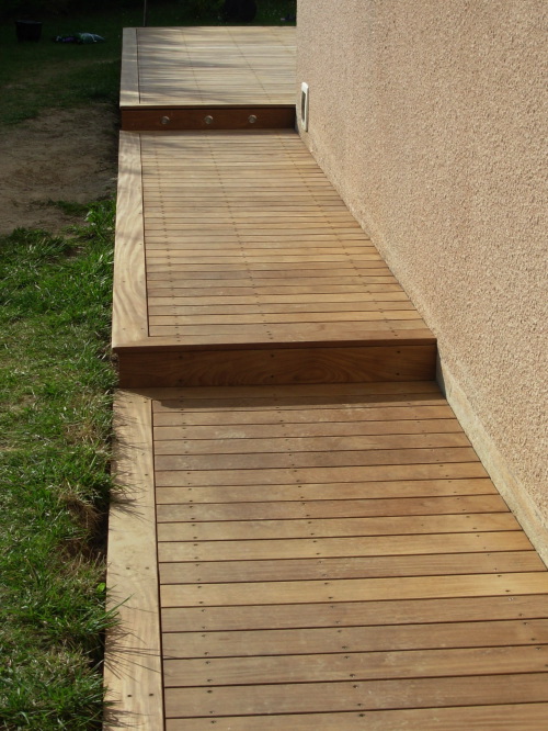 Terrasse en bois  paliers matrialiss par des marches