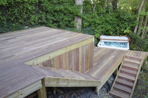 Poser une terrasse en bois exotique pour ma piscine sur dallage bton