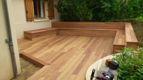Réaliser un banc intégré  ma terrasse en bois FSC