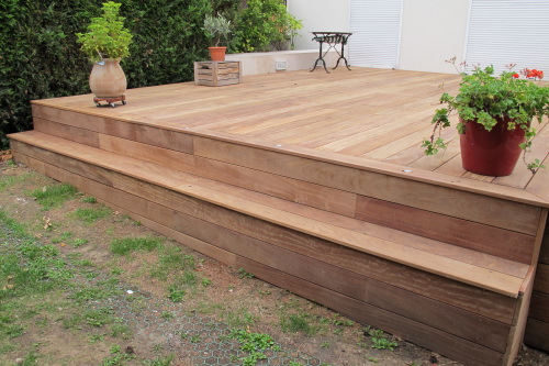 Construire une terrasse en bois avec une marche 