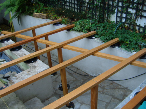 Faire une structure pour terrasse en bois exotique posée sur poteaux