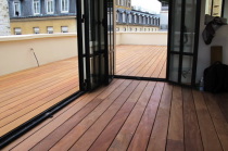 Terrasse en cumaru tanche sur un toit parisien