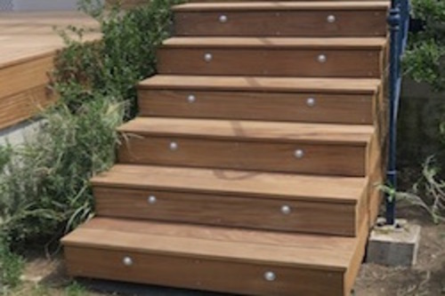 Habillage d'un escalier en bton et terrasse en padouk