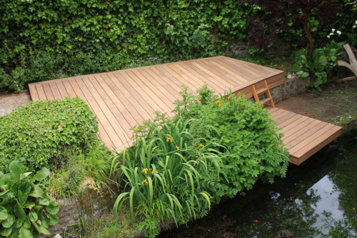 Terrasse en bois de charme sur un tang