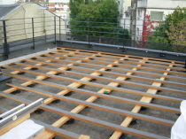 Monter une structure pour terrasse tanche avec bandes bitumineuses