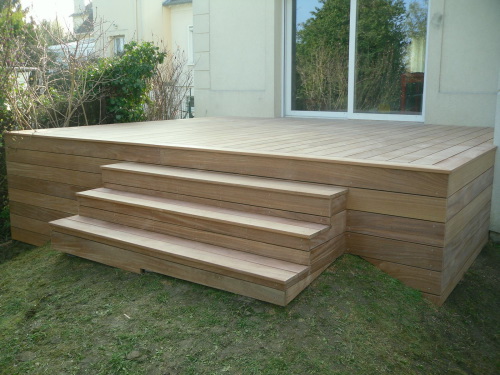 Terrasse sur poteaux avec escalier en bois