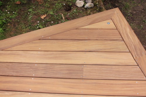 Terrasse en bois de charme sur un tang
