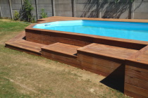 Construire un deck autour de ma piscine en bois exotique en hauteur avec lames de terrasse