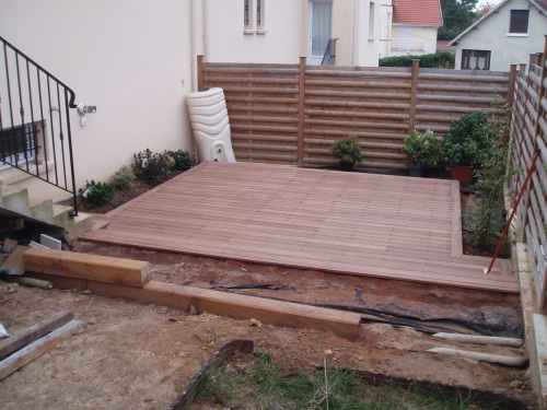 Monter une terrasse en bois exotique 