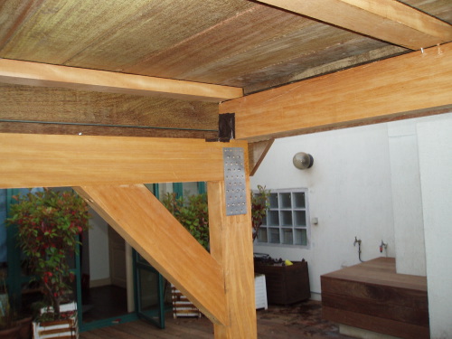 Terrasse en bois exotique sur poteaux