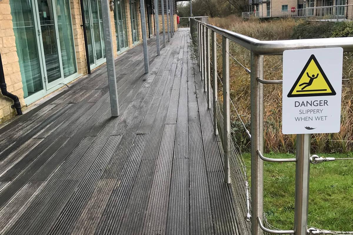 Terrasse en bois sur terrain naturel 