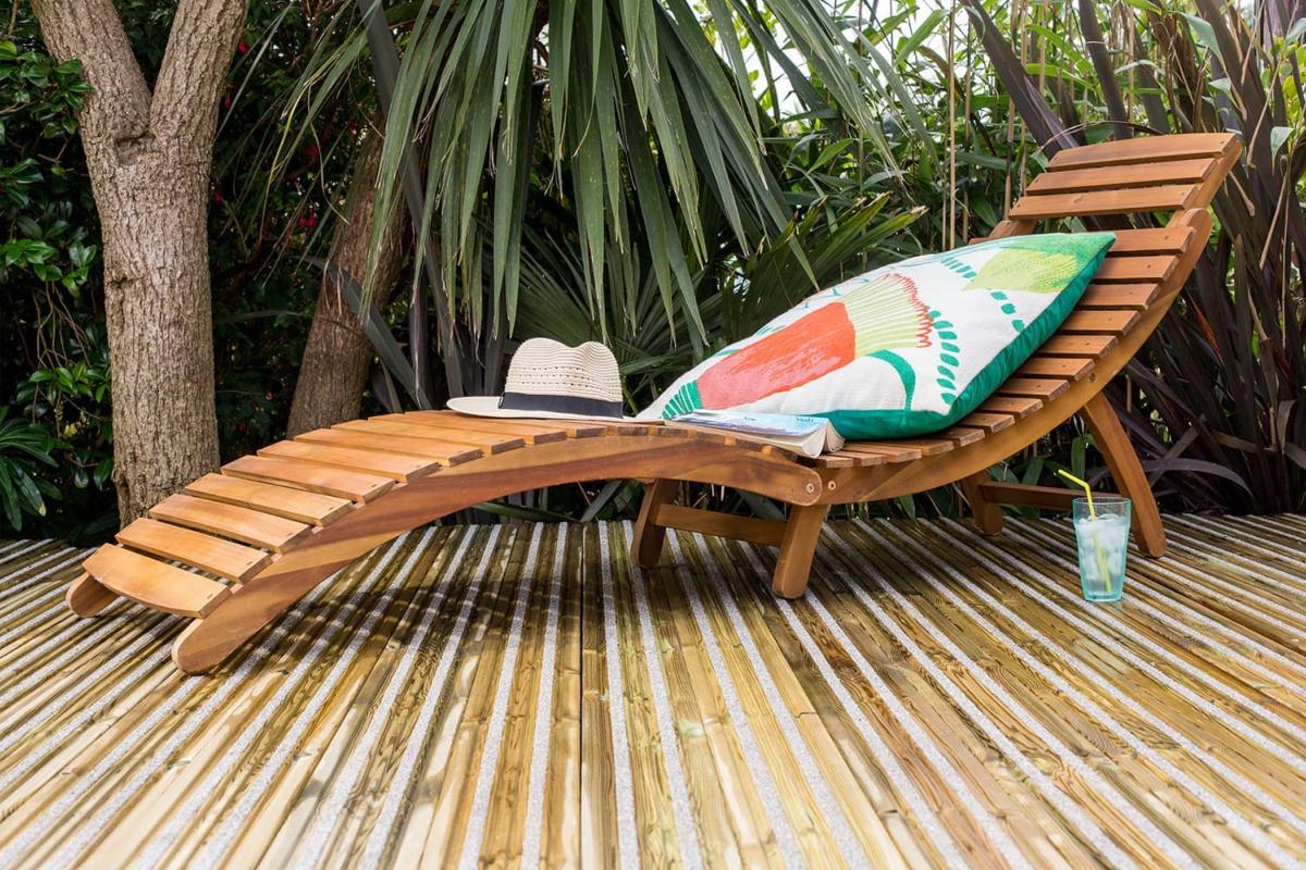 Terrasse en bois sur pilotis avec charpente en hauteur