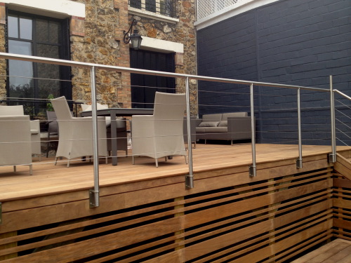 Terrasse tanche en bois composite Timbertech XLM au bord d'une piscine
