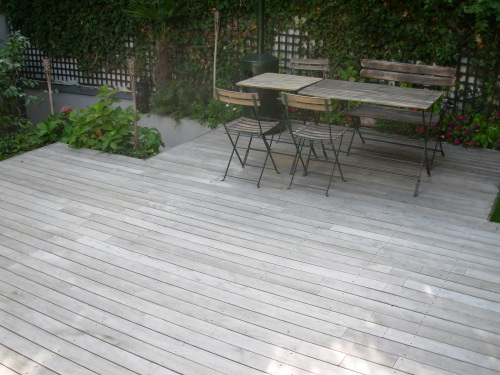 Terrasse en teck aprs grisaillement avec table
