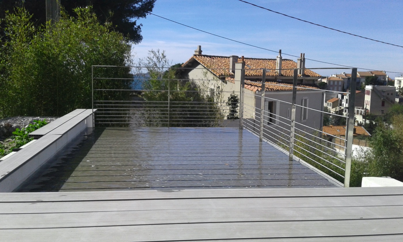 Petite piscine  fond mobile sur un toit-terrasse