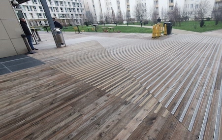 Terrasse en bois exotique sur sol dur 