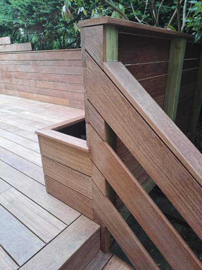 terrasse en Afrormsia pos en biais